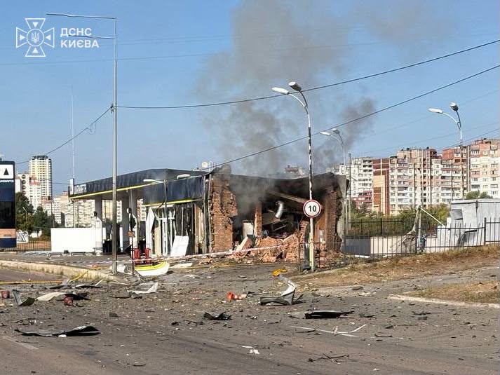 Наслідки атаки на київську АЗС: рятувальники показали фото та відео 11 Пошкоджена АЗС в Оболонському районі