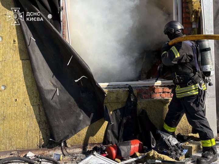 Наслідки атаки на київську АЗС: рятувальники показали фото та відео 13 Удар по АЗС у Києві: рятувальники показали наслідки ворожої атаки