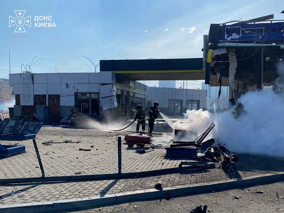Наслідки атаки на київську АЗС: рятувальники показали фото та відео 12 Триває проливка місць задимлення для запобігання повторному займанню