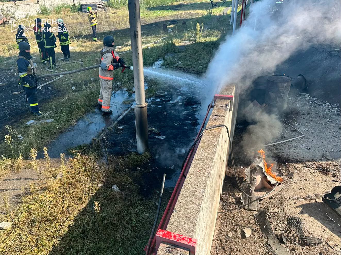 Наслідки атаки на київську АЗС: рятувальники показали фото та відео 14 Загоряння також сталося на відкритій місцевості біля АЗС
