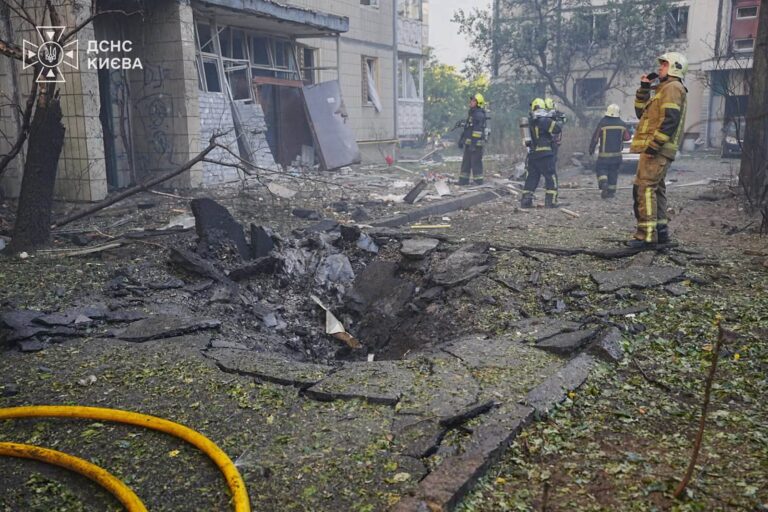 Російський дрон влучив у житловий будинок у Києві 13