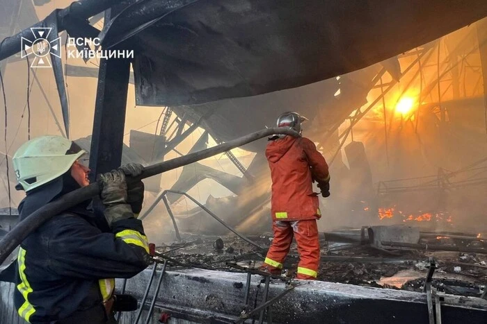 Після атаки дронів у Святошинському районі Києва спалахнула пожежа