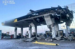Наслідки атаки дронів на київську АЗС показали рятувальники 10 Наслідки влучання дрона у Києві