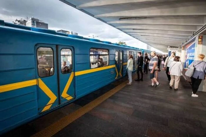КМДА заблокувала доступ до наземної ділянки метро під час повітряної тривоги 2 Наземна ділянка червоної лінії метро у Києві не працюватиме під час тривоги