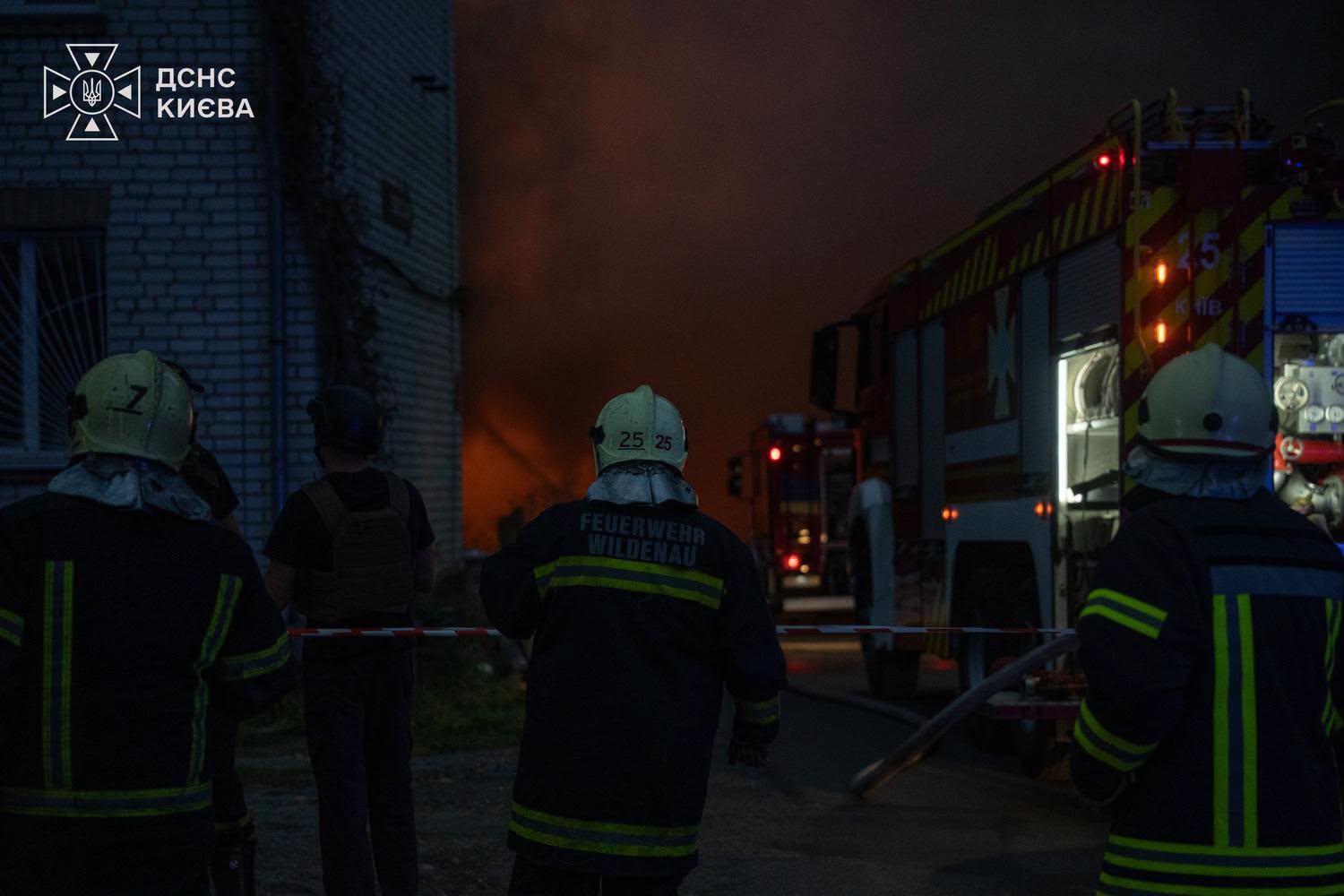 Київ під ворожим обстрілом: семеро поранених, палають два райони 7 У Дніпровському районі горів фасад будинку