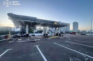 Наслідки атаки дронів на київську АЗС показали рятувальники 13 Наслідки влучання дрона у Києві