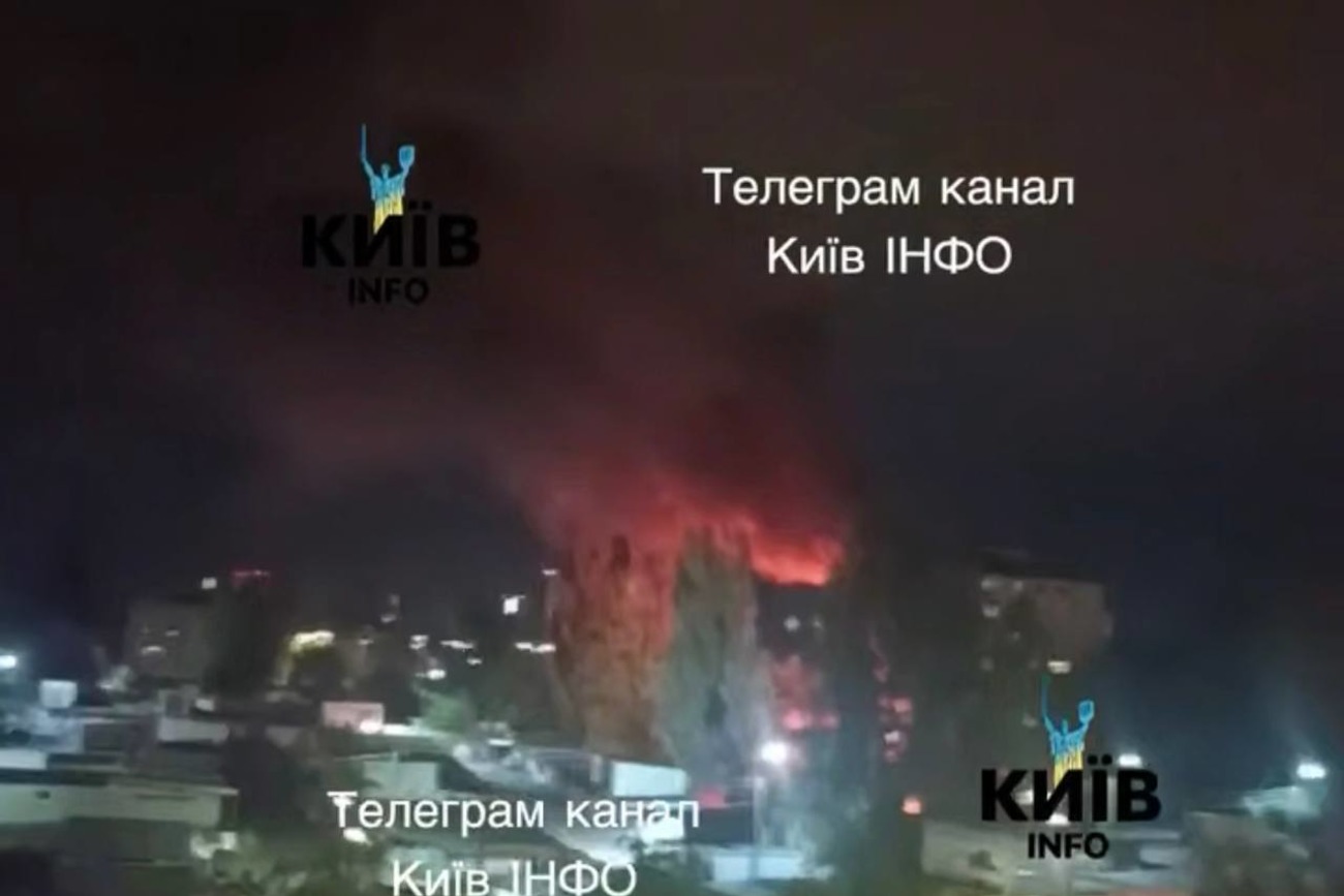 Нічна атака дронів: Київ, Дніпро під ударами, палають НПЗ та склад Ozon у Росії 6 Палаюча багатоповерхівка у Києві