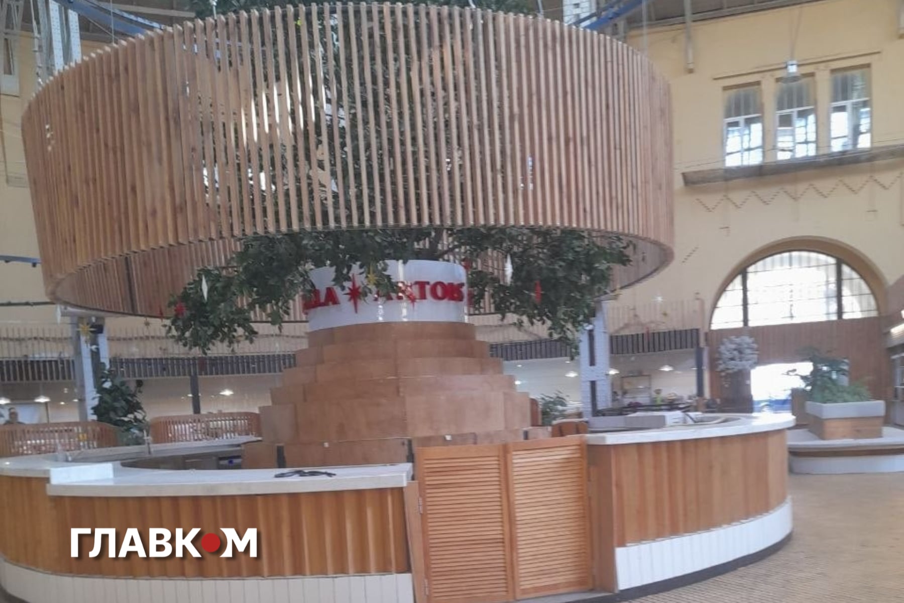Порожні прилавки на Бессарабському ринку