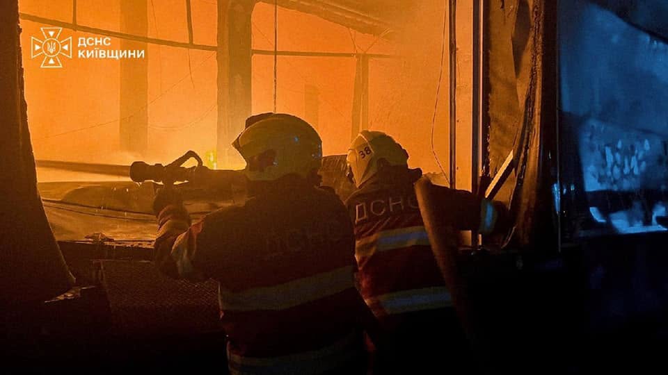 Продовжують гасити пожежу на складах Київщини після російської атаки 5 Під час гасіння ворог завдав повторного удару