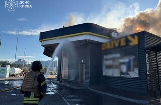 Наслідки атаки дронів на київську АЗС показали рятувальники 12 Наслідки влучання дрона у Києві