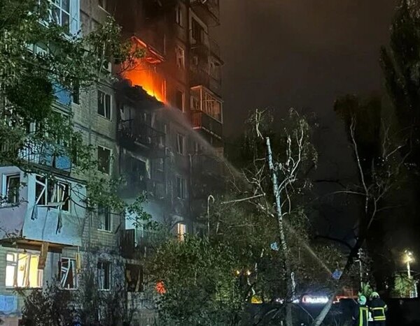 Київ під ворожим обстрілом: семеро поранених, палають два райони