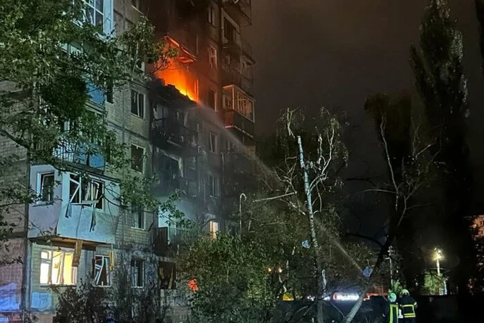 Київ під ворожим обстрілом: семеро поранених, палають два райони 1