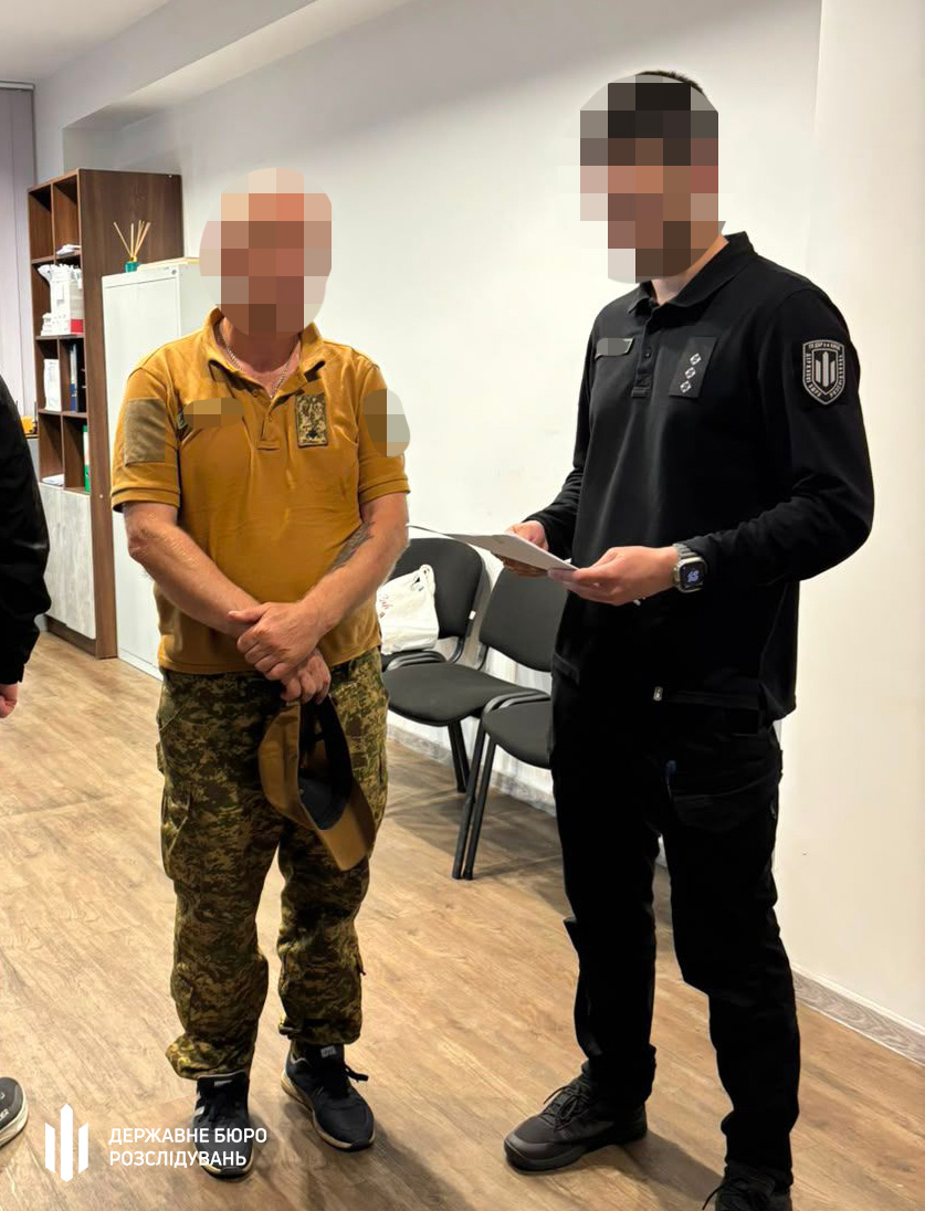Командира, що вимагав 80 тисяч гривень у сестри військового, чекає суд 4 Затриманий працівниками ДБР фігурант справи