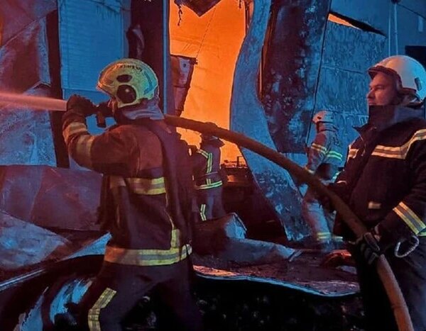 Продовжують гасити пожежу на складах Київщини після російської атаки