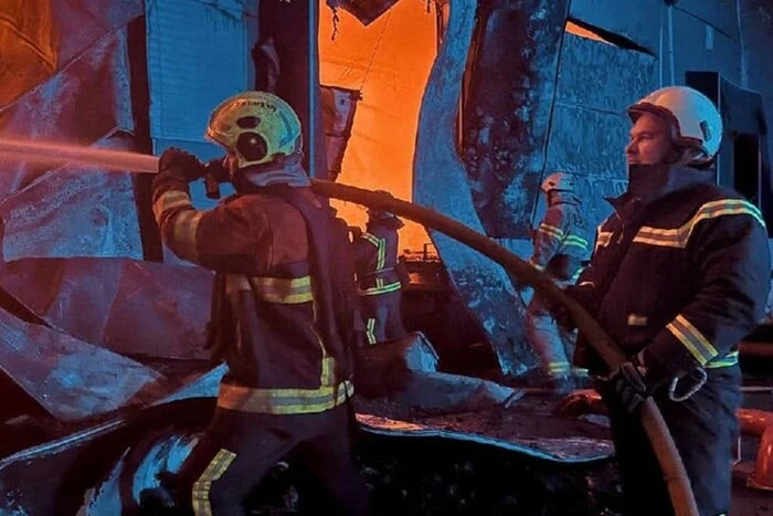 Продовжують гасити пожежу на складах Київщини після російської атаки 4 Росіяни атакували склади на Київщині: гасіння пожежі у Бучанському районі триває