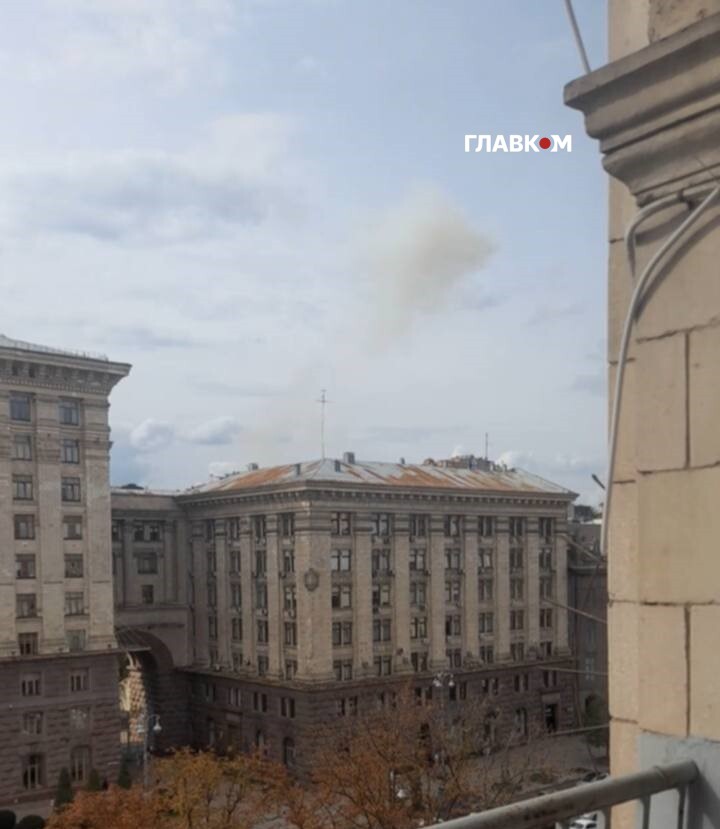 Наслідки удару російського дрона по центру Києва