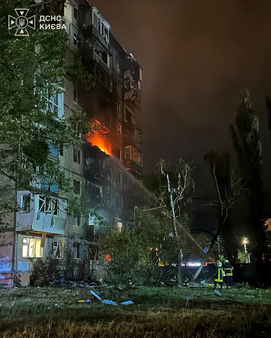 Київ під ворожим обстрілом: семеро поранених, палають два райони 8 У результаті атаки було пошкоджено дев'ятиповерховий житловий будинок у Дніпровському районі