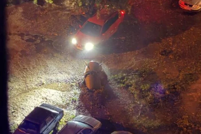 Росія вдарила по Києву: уламки ракети впали біля пологового, є постраждалі (оновлено)