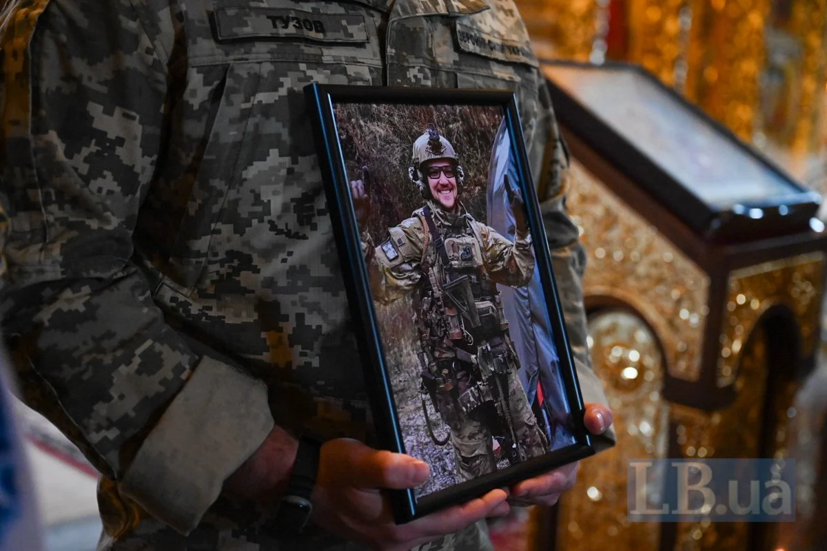 Київ прощається з Даниїлом Смирновим: штурмовик, який мав стати батьком 12 Траурний портрет Даниїла Смирнова