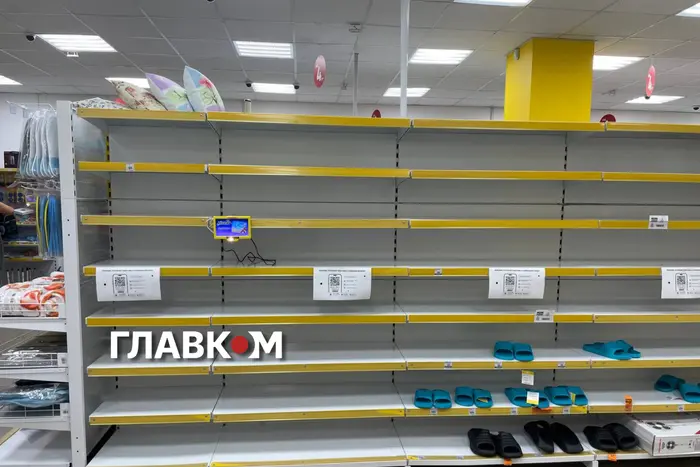 Один зі столичних магазинів «Аврора» залишився з порожніми полицями.