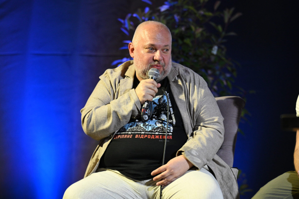 Ілларіон Павлюк та Максим Голенко: бестселер оживає на сцені 10 Ілларіон Павлюк під час спілкування