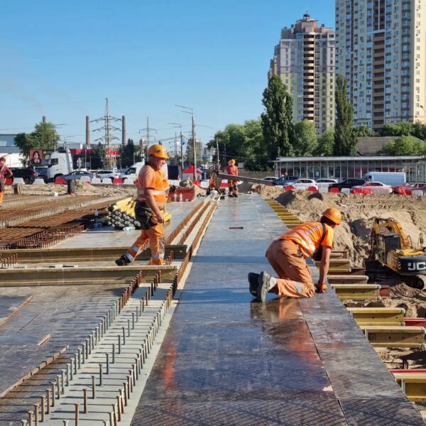 Перша частина мосту на шляхопроводі біля метро «Чернігівська» забетонована