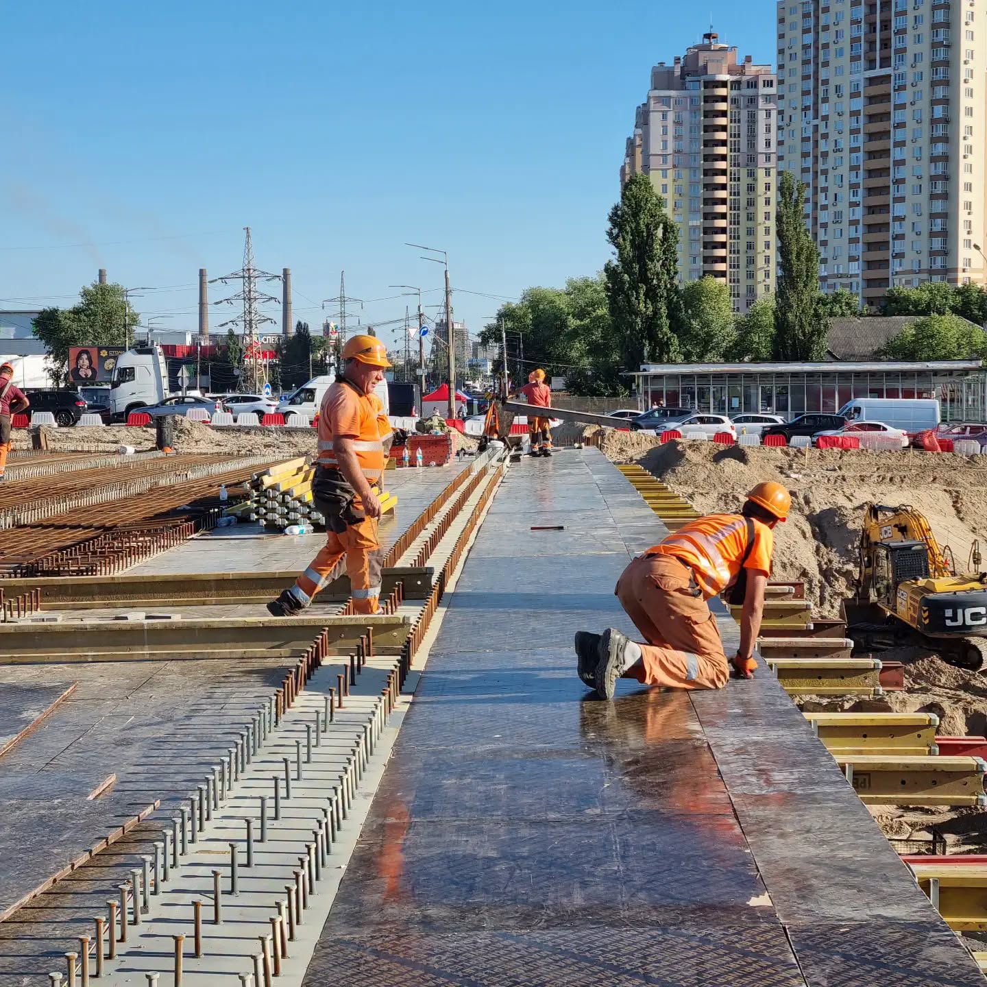 На перетині Броварського проспекту та вулиці Миропільської триває масштабний капітальний ремонт шляхопроводу