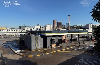 Наслідки атаки дронів на київську АЗС показали рятувальники 16 Наслідки влучання дрона у Києві
