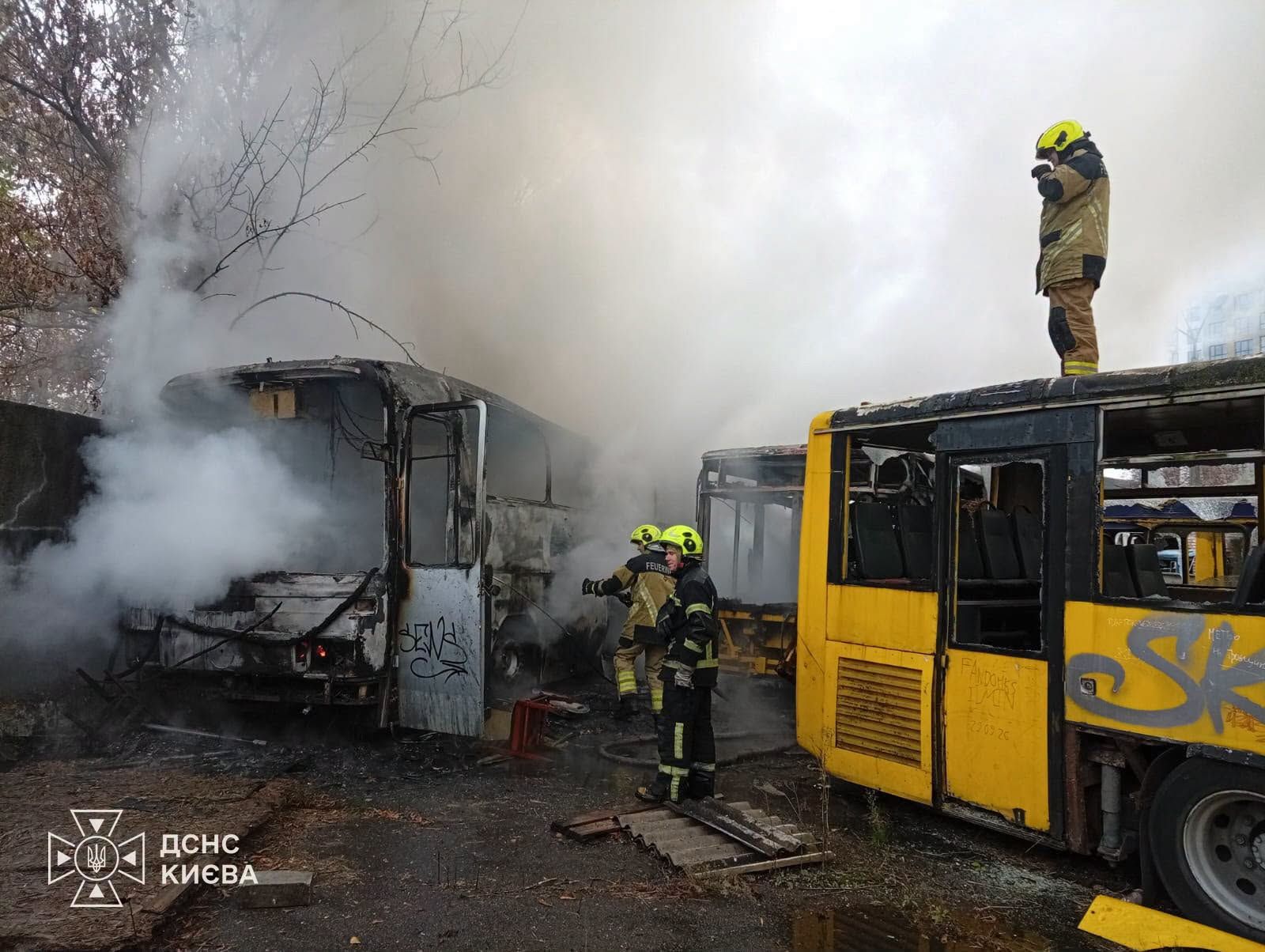 На парковці в Києві спалахнули два автобуси 6 Рятувальники гасять пожежу на паркувальному майданчику