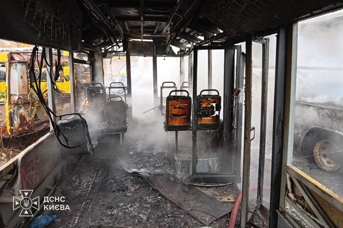 Головна 27 На парковці в Києві спалахнули два автобуси