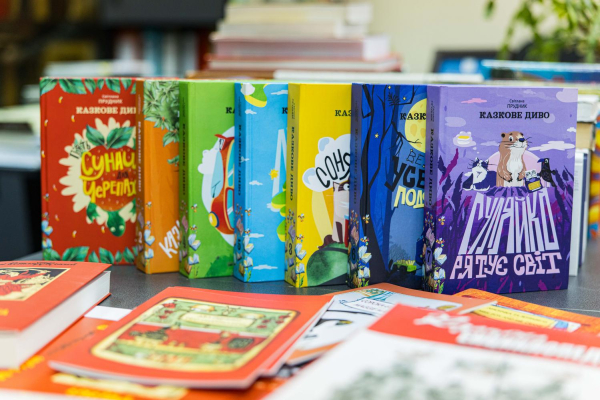 Виставка ілюстрацій «Веселки» малює дитинство крізь вибиті вікна 61 Виставка ілюстрацій «Веселки» малює дитинство крізь вибиті вікна 59