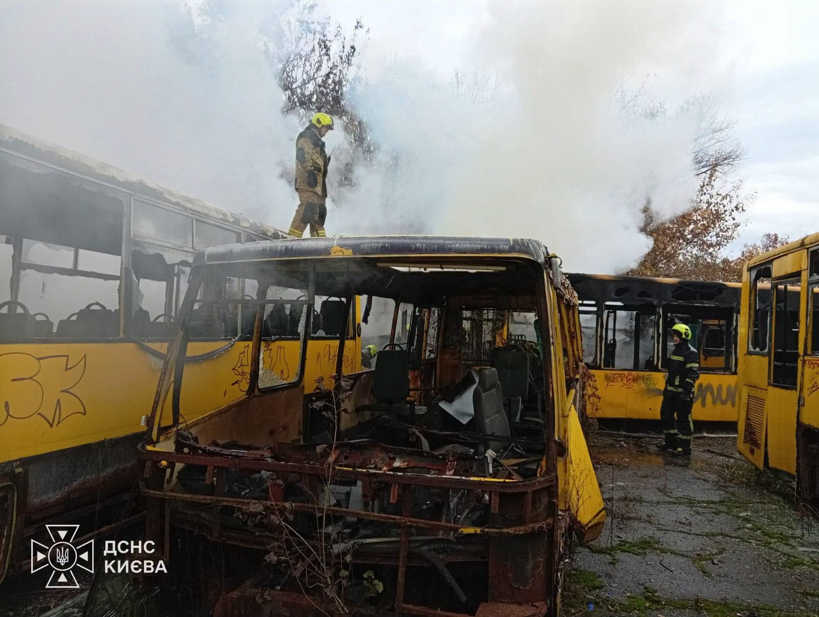 На парковці в Києві спалахнули два автобуси 8 Фахівці ДСНС обстежують автобуси на наявність прихованих осередків тління